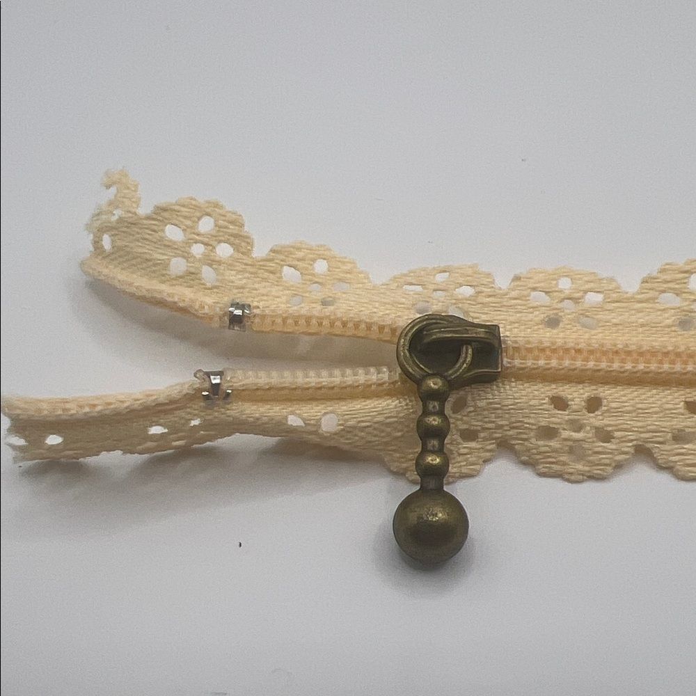 Mandala Crafts Nude Lace Fabric - 40 Zippers - Picture 3 of 6